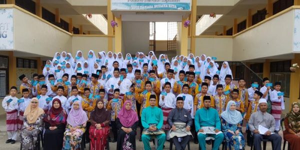 rm-39-300-bantuan-zakat-pendidikan-di-agihkan-kepada-pelajar-sekolah-menengah-agama-al-wosto-temerloh-1
