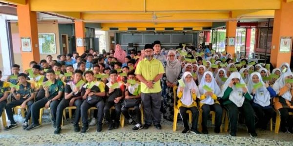 agihan-zakat-kepada-pelajar-asnaf-sbpi-temerloh-1