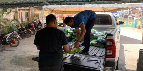 serahan-hamper-barangan-bagi-masjid-jamek-bandar-karak-1