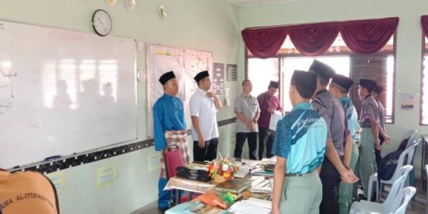 muip-menyampaikan-bantuan-yuran-pendidikan-kepada-pelajar-sma-1