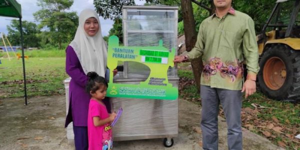 ibu-tunggal–bersyukur-terima-bantuan-peralatan-1