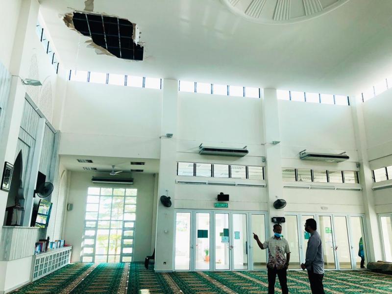 Air Hujan Menitik Masuk Ke Ruang Solat Masjid Ezakat