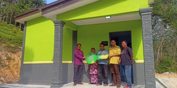 penerima-tersipu-malu-terima-rumah-bantuan-muip.–1